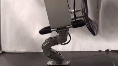 Инженеры в Японии создали прыгающего робота со способностью к адаптации