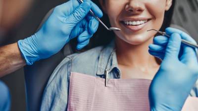 Угроза голливудской улыбке: стоматолог назвал опасные для белизны зубов продукты