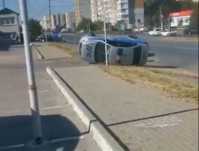 В Таганроге после ДТП с легковушкой перевернулся патрульный автомобиль ДПС