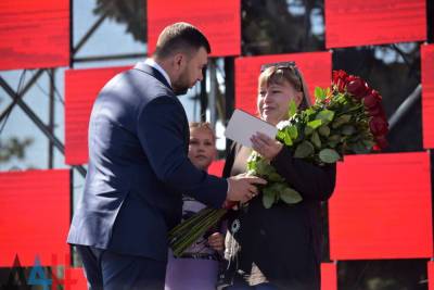 Более 100 жителей ДНР и России наградили за заслуги перед Отечеством