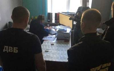 Следователю киевской полиции пытались дать 30 тыс. долл. взятки за закрытие дела