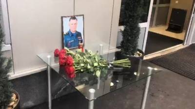 Стихийный мемориал в память о погибшем Евгении Зиничеве появился у здания МЧС