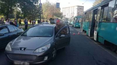 В Минске легковушка сбила вышедшую из трамвая женщину