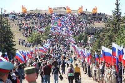 На легендарной высоте Саур-Могила в ДНР почтили память павших...