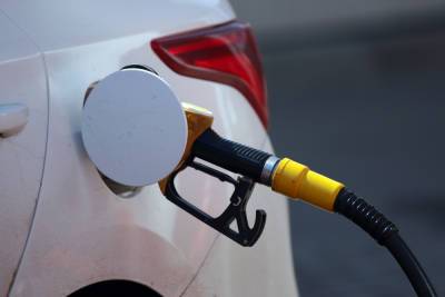 Цены на бензин в РФ упали впервые за год