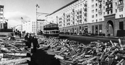Куча дров в центре Москвы напомнила россиянам о войне