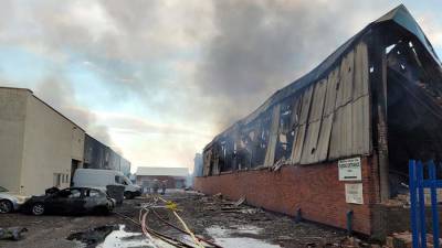 Два промышленных здания загорелись на западе Англии