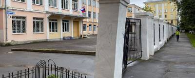 В Ярославе родители пожаловались на «пизанский» забор у школы №49