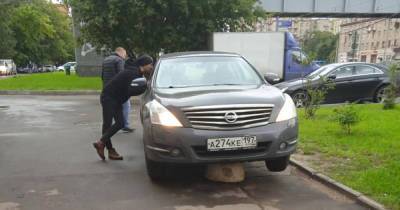 Россияне посочувствовали застрявшему на бетонной полусфере водителю авто