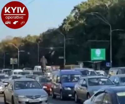 Курьез: в Киеве мужчина устроил «забег» по крышам авто в пробке (ВИДЕО)