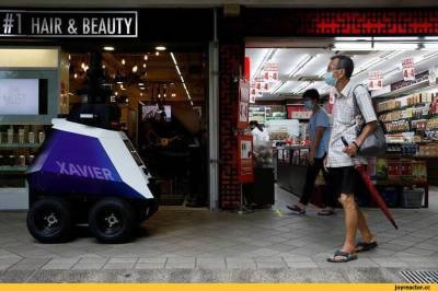 Сингапур задействовал роботов для патрулирования общественных мест и контроля поведения людей