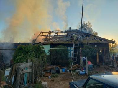 В Астраханской области потушили загоревшиеся дом и легковушку
