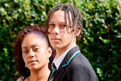 Подростка исключили из школы из-за косичек на волосах