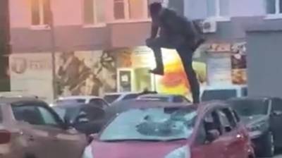 Тюменец пытался затоптать автомобиль из-за семейной ссоры