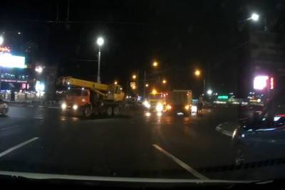 В Рязани на перекрёстке у «Глобуса» грузовик столкнулся с ВАЗ-2115