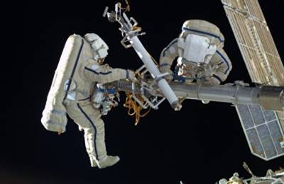 В российском модуле МКС сработала сигнализация. Космонавты рассказали про дым и запах гари