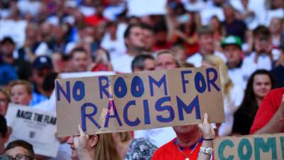 Болельщик получил условный срок за расистские оскорбления игроков сборной Англии