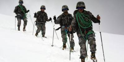 Китайские военные испытали новое оружие на учениях возле спорной границы с Индией