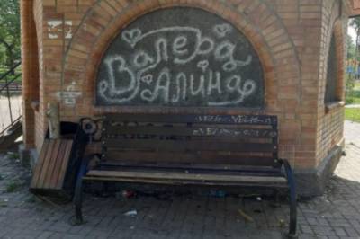В Хабаровске вандалы разгромили сквер в районе Красной речки
