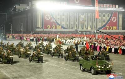 В КНДР прошел ночной военный парад