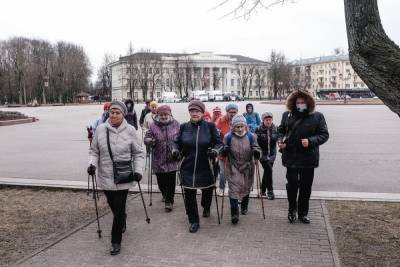 Новгородцы прогуляются в парке с неврологом и наркологом