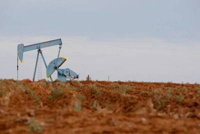 Нефть растет на фоне снижения добычи и запасов в США