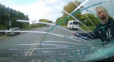 Абсолютно трезвый мужчина на оживленной дороге в Чебоксарском районе нападал на машины: кулаком разбил лобовое стекло