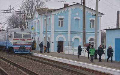 Боевики обстреливают железнодорожную станцию в Донецкой области, движение поездов ограничили