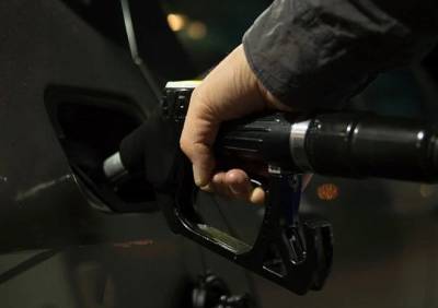 Цены на бензин упали впервые за год