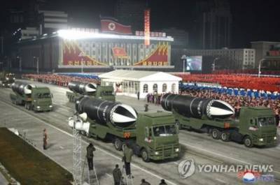 Ким Чен Ын устроил посреди ночи военный парад. ФОТО