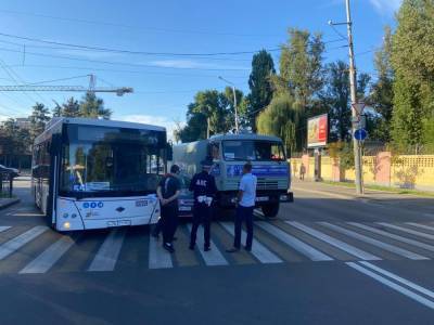 В Ростове иномарку зажало между автобусом и машиной водоканала 8 сентября