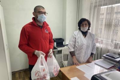 Волонтеры во Владикавказе помогают медикам доставлять лекарства пациентам с ковидом