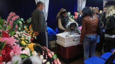 В Кузбассе проходит церемония прощания с одной из убитых школьниц