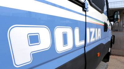 Полиция Италии в ходе обысков изъяла у антипрививочников кастеты и дубинки