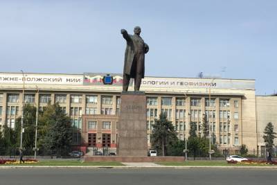 Массовое возмущение в Саратове: к памятнику Ленину на Театральной площади приколотили возмутительную табличку