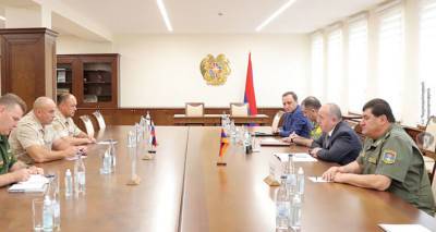 Глава МО Армении встретился с новым командующим миротворческим контингентом РФ в Карабахе