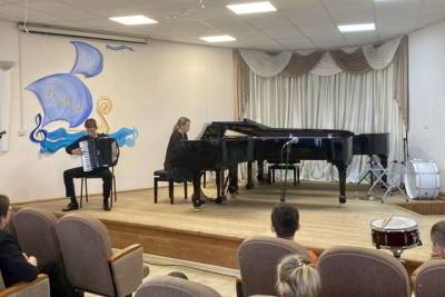 Новые рояль, ксилофон и барабаны пополнили фонд инструментов музыкальной школы Североморска
