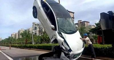 В Китае электромобиль Tesla упал в канал: вся семья, находившаяся в машине, осталась жива
