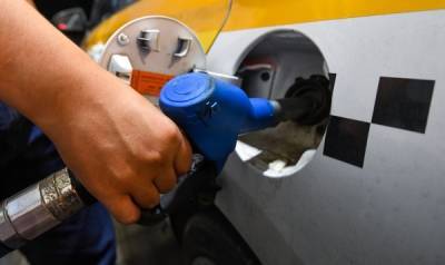 В России цены на бензин упали впервые за год