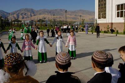 Туркменских школьников заставили сдавать деньги на борьбу с коронавирусом