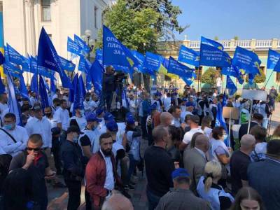 Тысячи сторонников оппозиции вышли на акцию под здание Рады