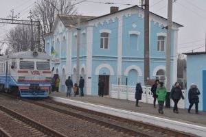 На Донбассе боевики обстреливают ж/д станцию: пассажиров и персонал эвакуировали