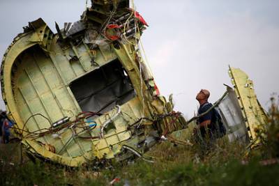 Семья погибшего при крушении рейса MH17 впервые принесла в суд урну с его прахом