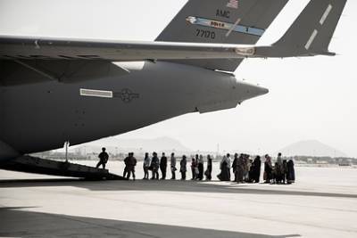Самолет для эвакуации американцев прибыл в Кабул из Киргизии