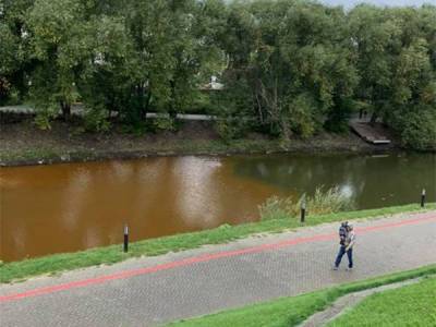 В Екатеринбурге река Исеть окрасилась в коричневый цвет