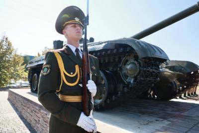 В Новогрудке торжественно открыли макет танка Т-72 на месте героического подвига танковых экипажей в 1944 году