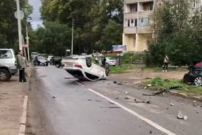 В Твери появилось видео с места аварии, где перевернулся Mercedes