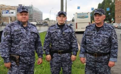 В Петербурге трое росгвардейцев спасли утопающую девушку в Обводном канале