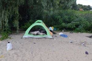 В Киеве убили заробитчанку, которая жила в палатке на пляже. ФОТО