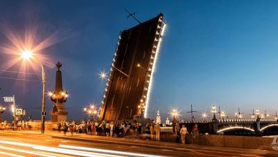 Разведённый Троицкий мост стал экраном для блокадной хроники Ленинграда